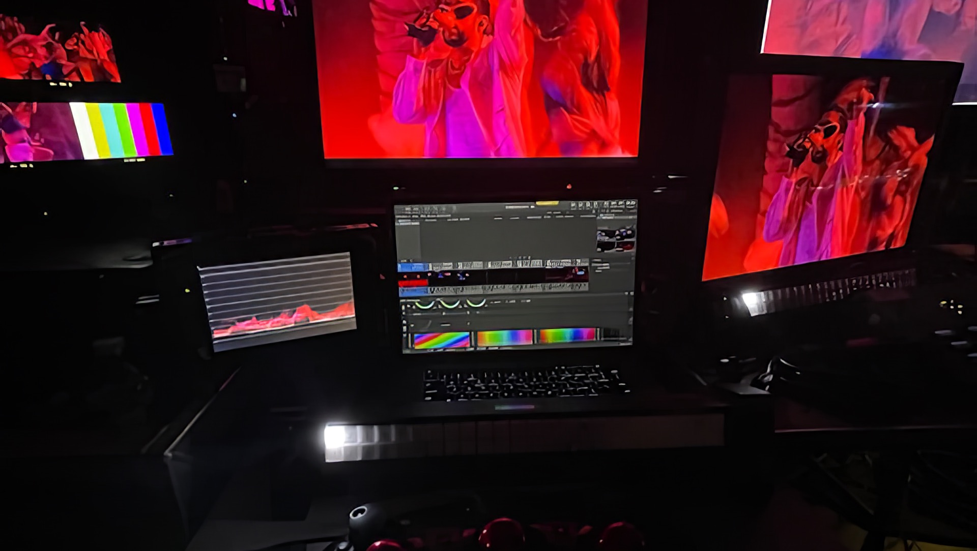 Bad Bunny at MTV VH1 Music Video Awards. OmniScope on the left, next to Livegrade.
